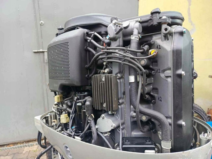 MOTEUR HORS-BORD HONDA 75KM DANS KOMPLECIE AVEC MANETTE