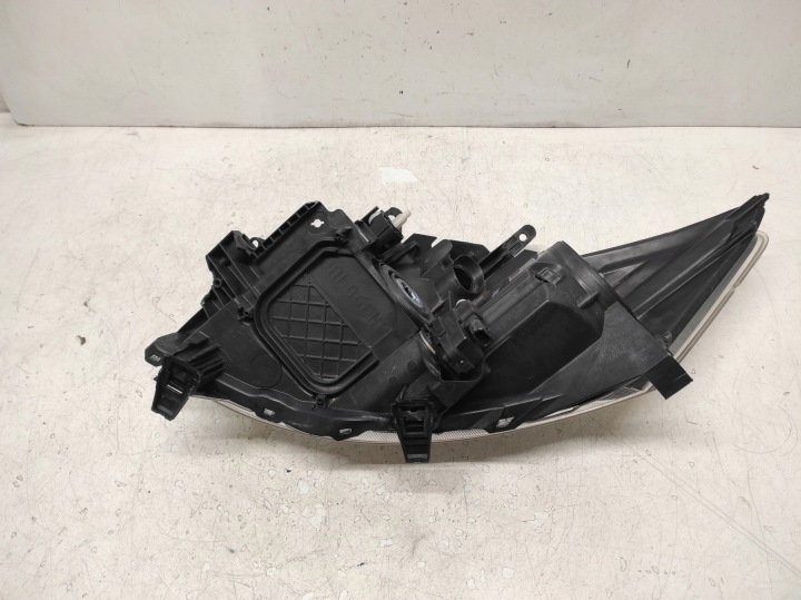 TOYOTA AURIS I 1 06- PHARE DROITE AVANT 81110-02470