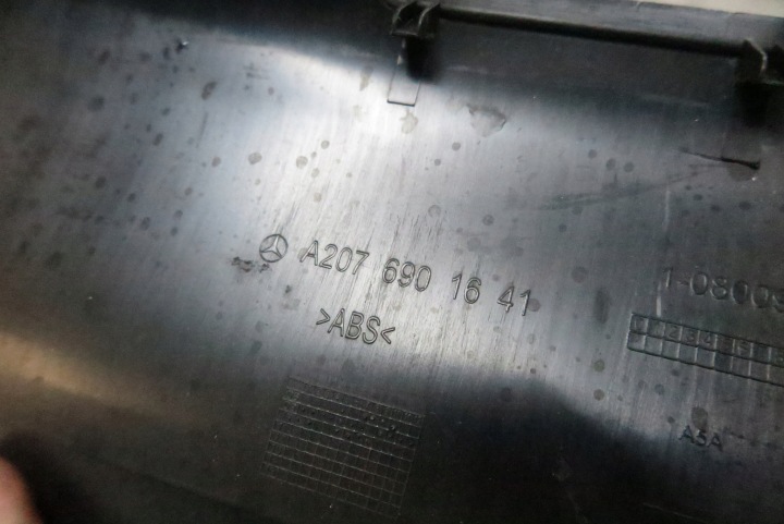 PROTECTION COURROIE ARRIÈRE ARRIÈRE COUVERCLES DE COFFRE MERCEDES ESSENCE W207 A2076901641