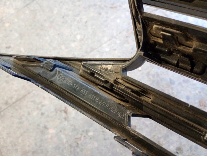 5TA853651H GRILLE TRAPA VW TOURAN II 2015-