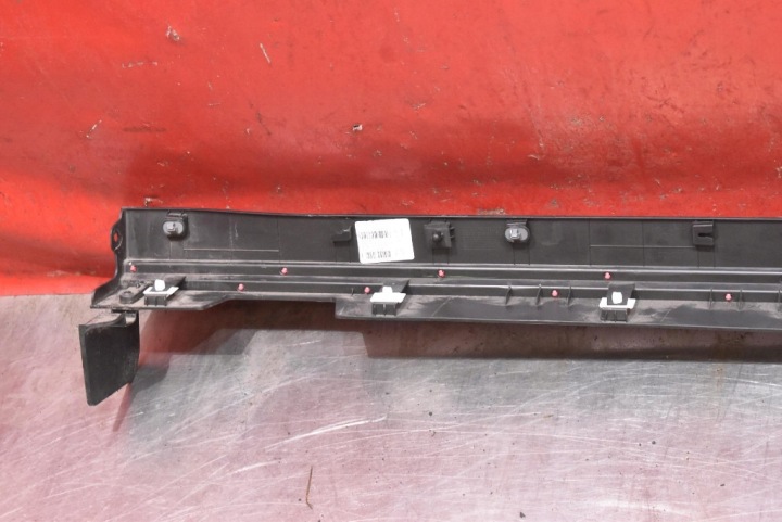 REVÊTEMENT SEUIL GAUCHE NOIRE 87753-R2000 KIA SPORTAGE 5 V 21-25