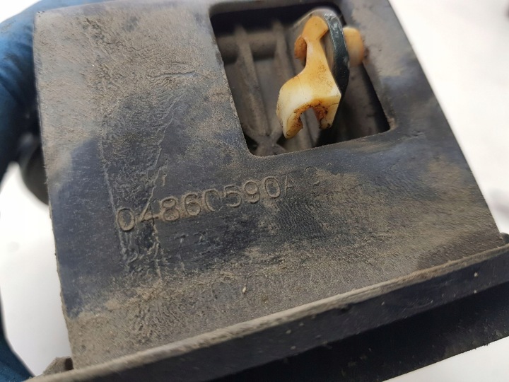 CHRYSLER VOYAGER BOUCHON GOULOTTE DE REMPLISSAGE CARBURANTS 2001 04860590A