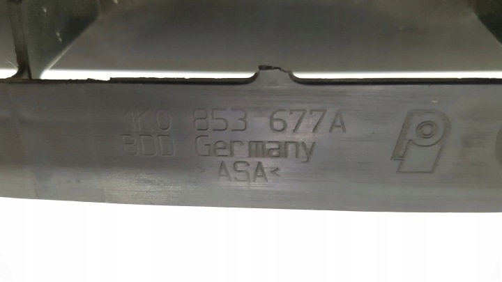 VOLKSWAGEN GOLF V 2004 GRILLE VENTILATION SOUS ZDERZAKIEM TYLNYM