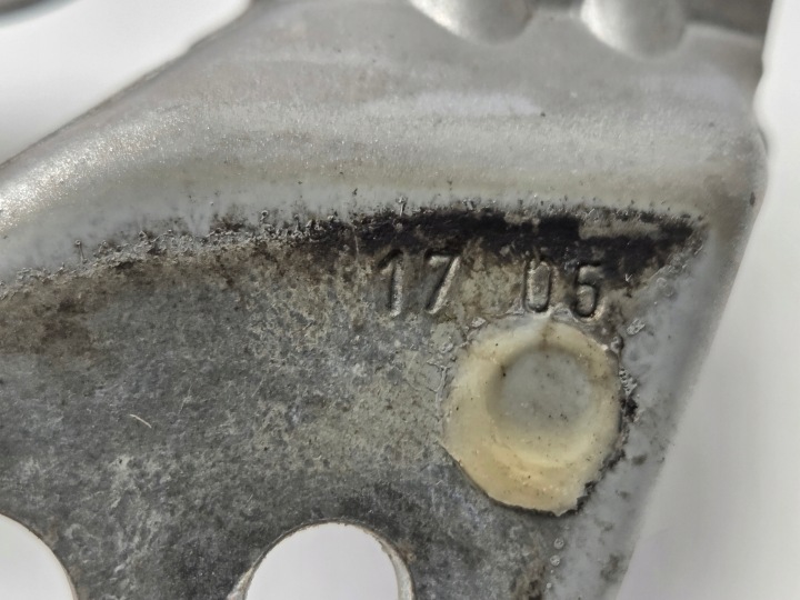 AUDI A6 C6 CHARNIÈRE CAPOTS GAUCHE 4F0823301