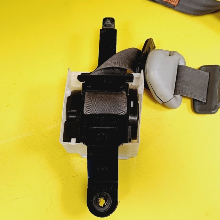 CEINTURE DE SÉCURITÉ GAUCHE AVANT MITSUBISHI COLT 3D C1115 NR645
