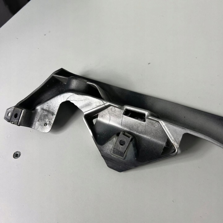 GLISSIÈRE POIGNÉE SUPPORT DROIT GARDE-BOUE AVANT RENAULT LAGUNA III OE 901260001R