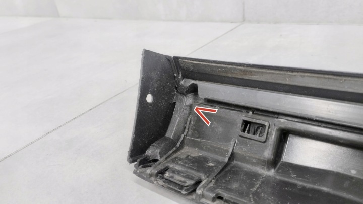 MOULURE SEUIL DROITE VW GOLF 8 5H0 R HAYON 19-