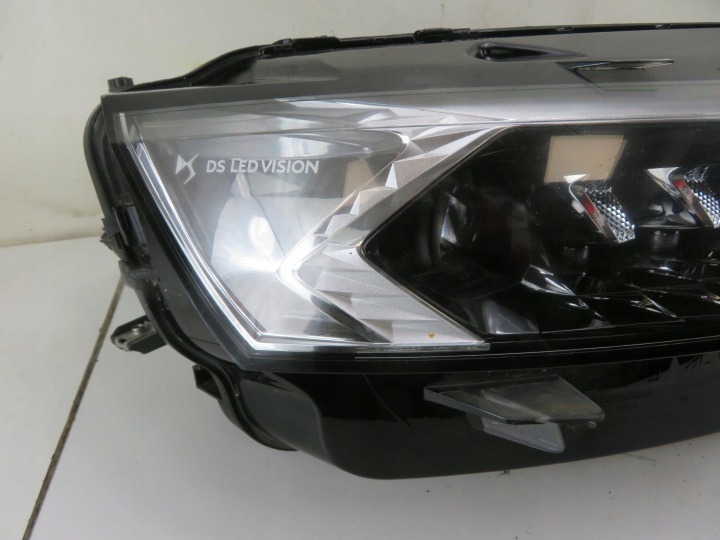 PHARE DROITE AVANT CITROEN DS 7 9831755680