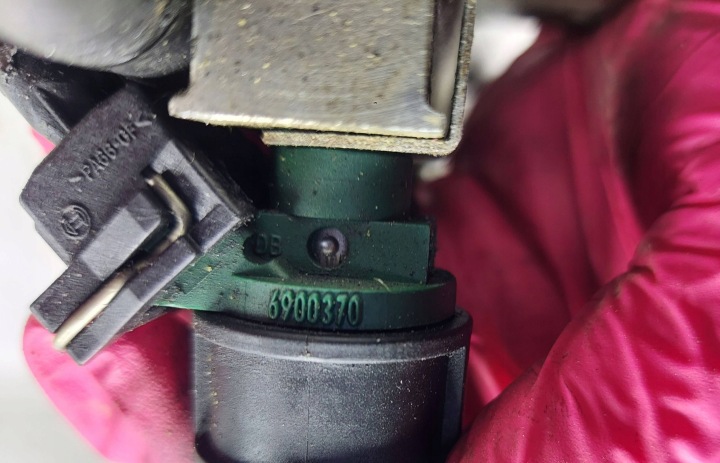 MOULURE INJECTION INJECTEURS VOLVO V40 S40 1.8 6900370