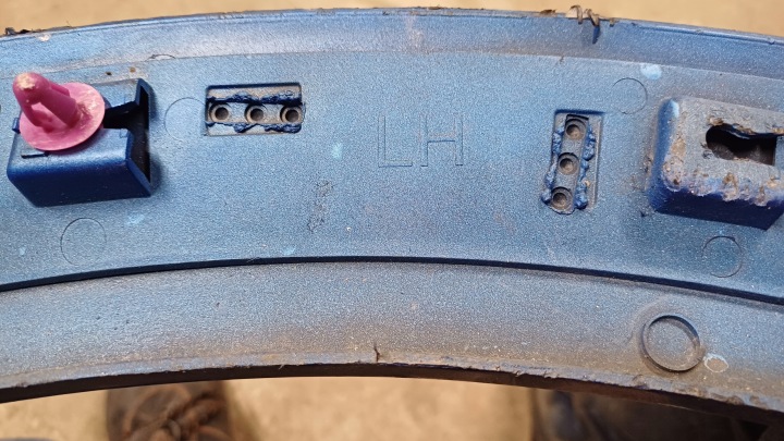 FORD PUMA MK2 MOULURE GARDE-BOUE GAUCHE AVANT L1TB-S16D239-B