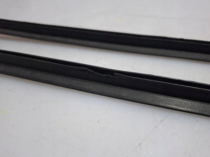 PASSAT B7 2011 ENSEMBLE USZCZELKA/PRZESLONA VITRES AVANT 3C0854327/328