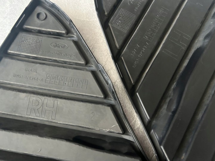 FORD FOCUS MK3 2010-2014 GRILLES PARE-CHOCS AVANT L+P BM51 ORIGINAL MAT