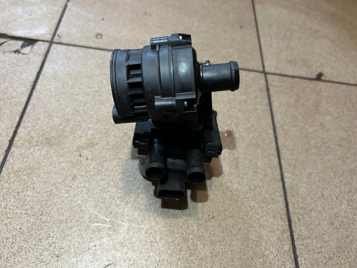 SOUPAPE POMPE EAU RÉCHAUFFEURS AUDI A6 C6