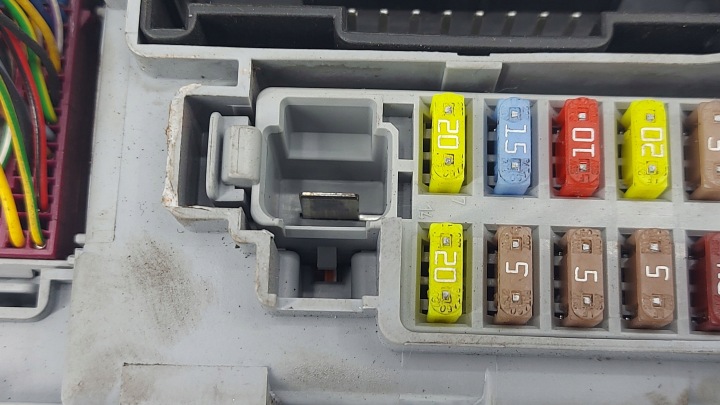 FORD FIESTA KA II 1.2 13R BOÎTE MODULE FUSIBLE 00518735520