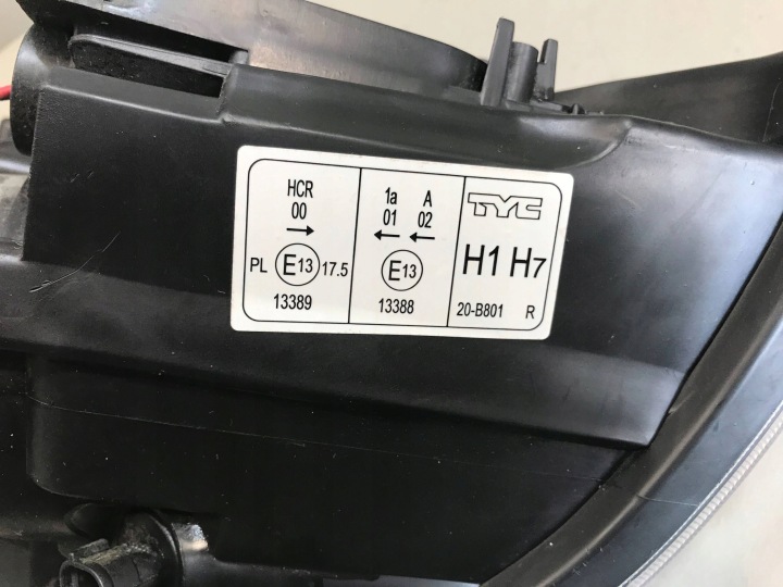 PROJECTEUR AVANT CÔTÉ DROITE TOYOTA AVENSIS T250 8113005240