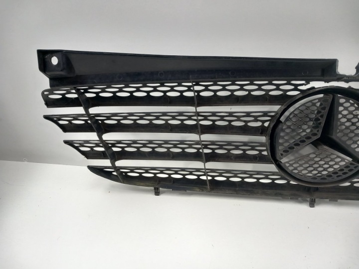 MERCEDES VITO W639 CALANDRE GRILLE DEFEKT A6398800185