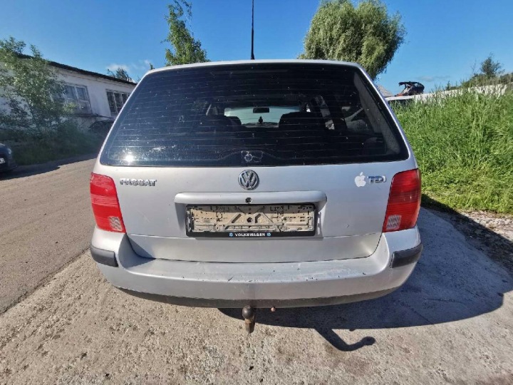 VOLKSWAGEN PASSAT TUYAU AQUATIQUE 1998 1.9L 8D0121055F 8D0 121 055 F