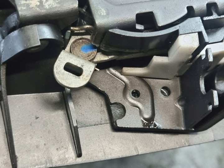 SERRURE DE PORTE DROIT AVANT 30699110 RH 10 GOUPILLE VOLVO V50