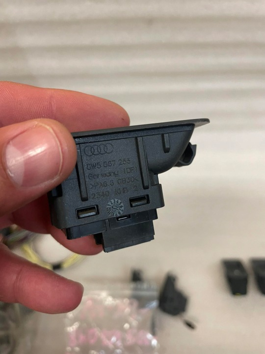 AUDI A4 B9 BOUTON CROCHET 8W5867255 8W0959511