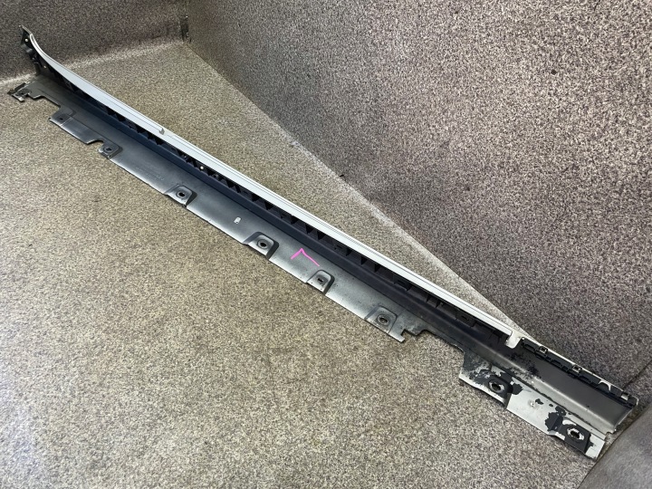MOULURE REVÊTEMENT SEUIL GAUCHE GLISSIÈRE FIXATION BMW F11 UNIVERSEL 354 ARGENTÉE