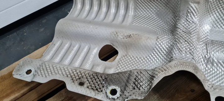 Q3 83A PROTECTION THERMIQUE TUYAUX ÉCHAPPEMENT 5QA825613E