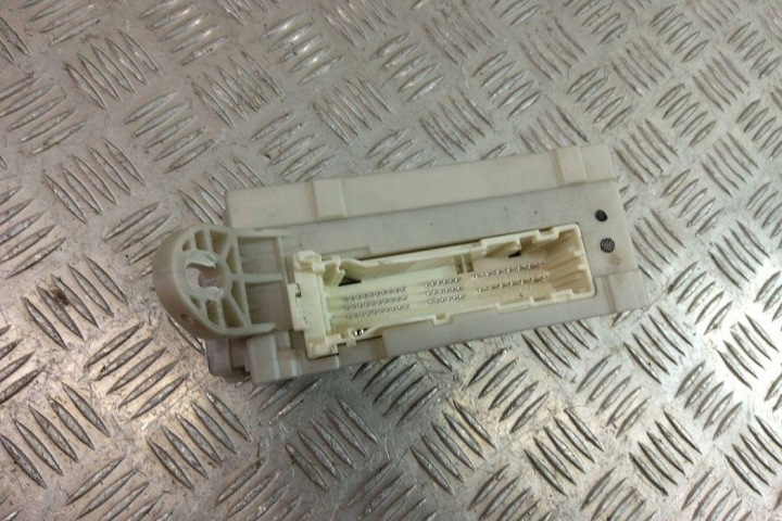 BOÎTE FUSIBLES LEXUS LS (_F4_) 8267050121 5.0L 2008