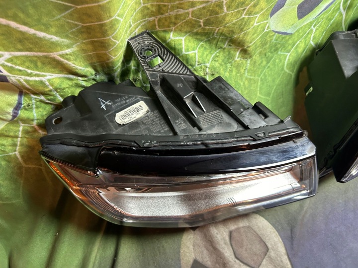 JEEP GRAND CHEROKEE WK2 14- BI XÉNON LED GAUCHE CLAIR 68111001AF