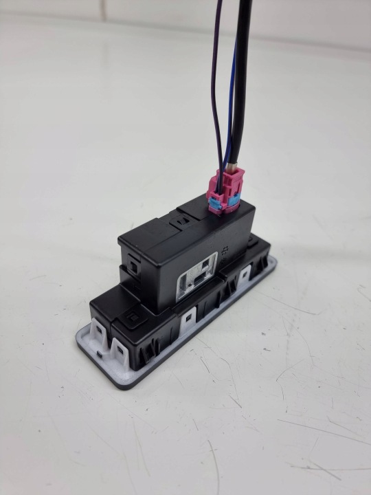 LAND ROVER EVOQUE II 2024 PRISE RACCORD USB