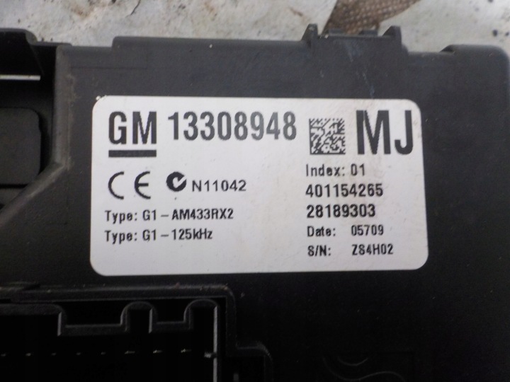 OPEL CORSA 1.2B 2009R. BOÎTE FUSIBLES 13308948