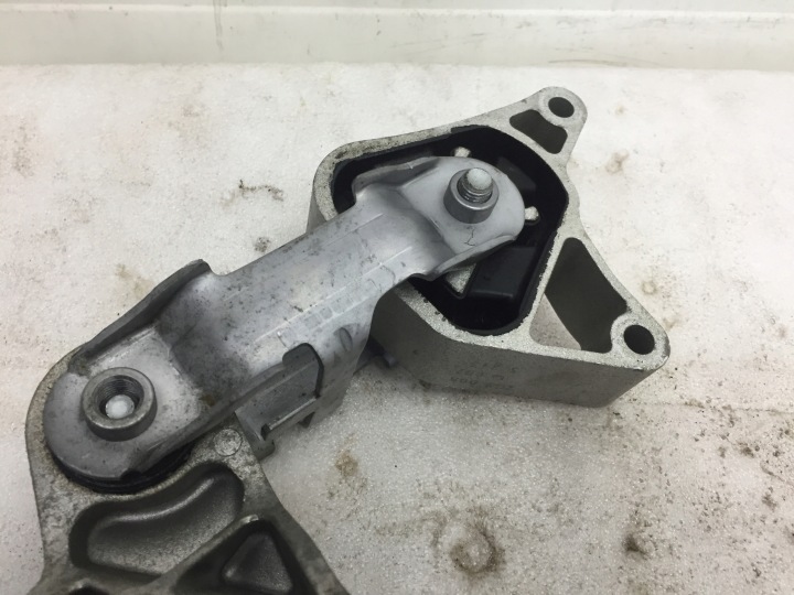 MERCEDES COUSSIN POIGNÉE SUPPORT MOTEUR A2462401309 DROITE
