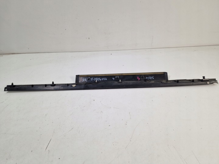 PROTECTION SEUIL GAUCHE AVANT MERCEDES AVEC 220 A2206804335