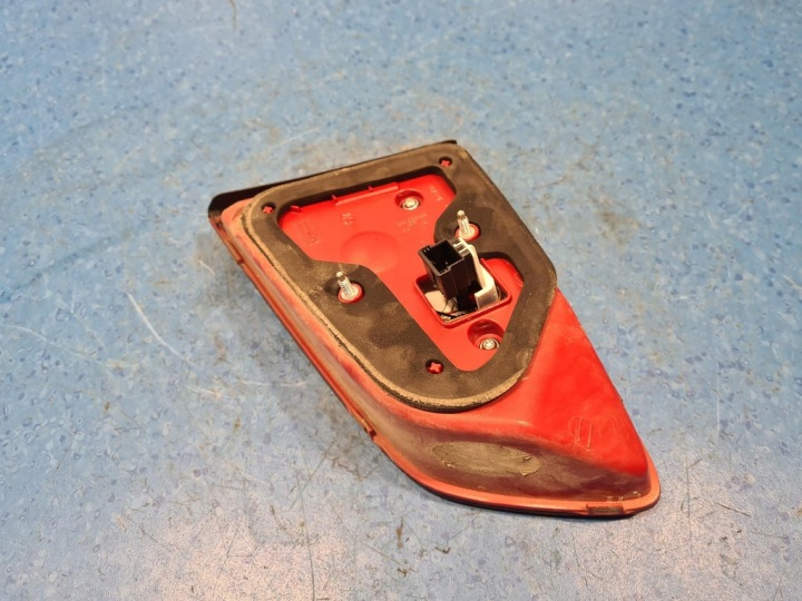 VW PASSAT B7 PHARE ARRIÈRE GAUCHE DANS CLAPET 3AE945093K