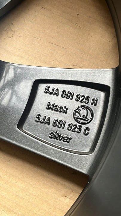 JANTE ALUMINIUM SKODA OE 5JA601025H NOIR 7J X 17' H2 ET46 YR3 5X100 RONAL