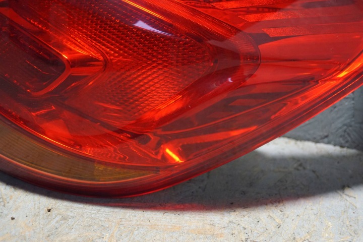 OPEL ASTRA J PHARE DROIT ARRIÈRE HAYON (S2251)
