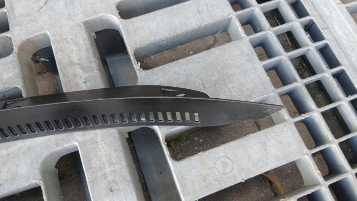 GRILLE CAPOTS 31352536 VOLVO S60 II V60 10-18R ENDOMMAGÉE