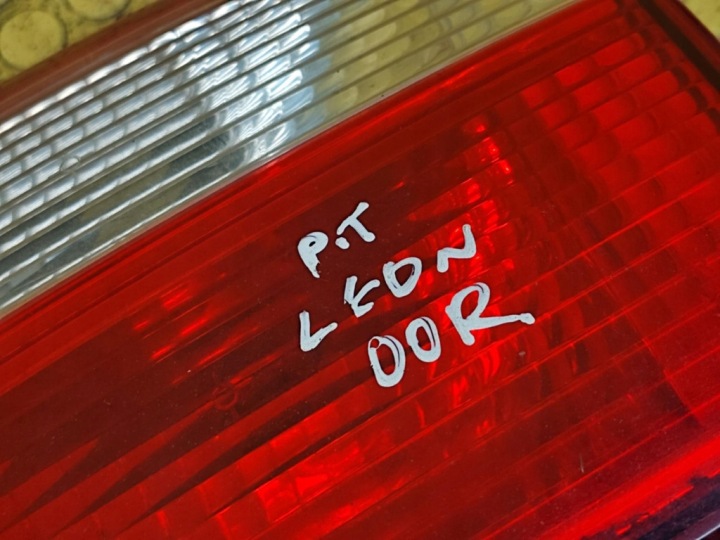 SEAT LEON I PHARE DROIT ARRIÈRE DANS COUVERCLE DE COFFRE 1M6945092B
