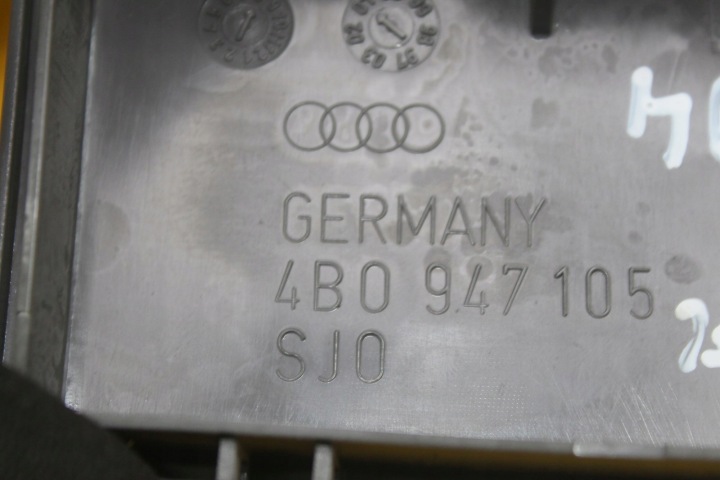 AUDI A8 D2 ÉCLAIRAGE AMPOULE CABINES 4B0947105