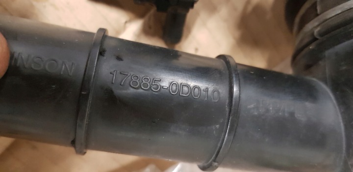 TOYOTA AVENSIS T22 TUYAU ADMISSION AIR 17894-0D010 17885-0D010