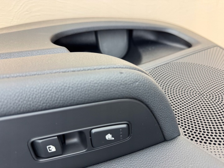 KIA CEED III 3 18R- COLLECTEUR GARNITURE PORTES DROIT ARRIÈRE 83360-J7700