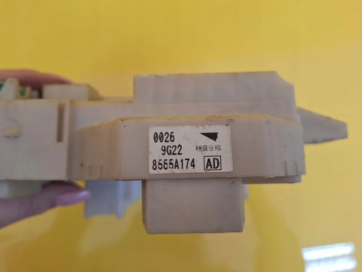 BOÎTE FUSIBLES MITSUBISHI COLT 8565A174AD NR79