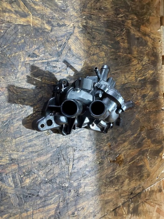 CHÂSSIS THERMOSTAT POMPES À EAU SEAT LEON III 1.2 TSI CYV 04E121117N