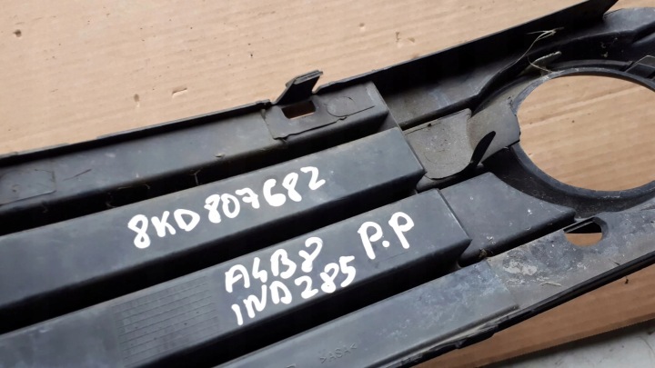 A4 B8 GRILLE PARE-CHOCS DROIT AVANT 8K0807682