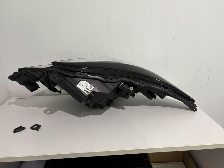 TOYOTA AYGO X PHARE DROIT AVANT COMPLET LED KOITO 0H-33 EUROPE