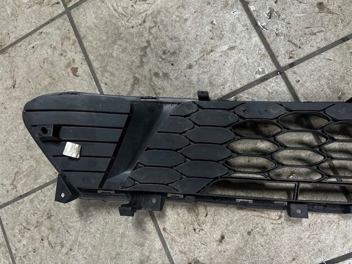 KIA CEED III GRILLE CENTRALE PARE-CHOCS AVANT 86560-J7000