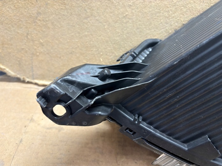 PHARE DROIT AVANT PEUGEOT 208 II