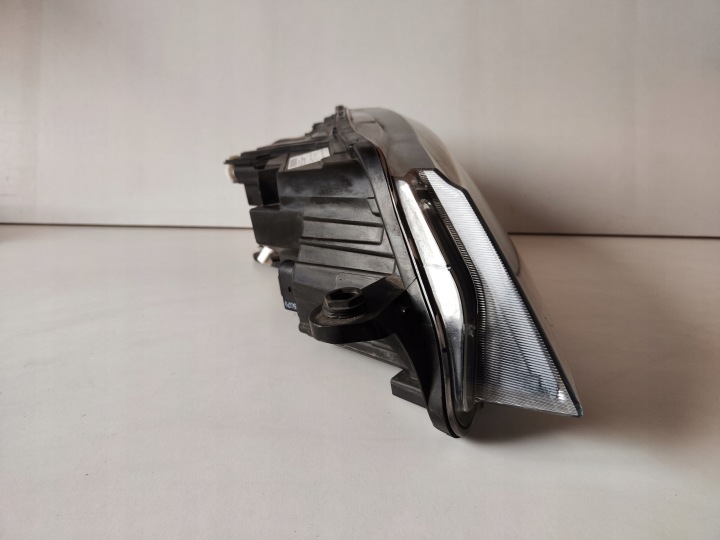 PROJECTEUR AVANT GAUCHE SKODA SUPERB 3V1941015A