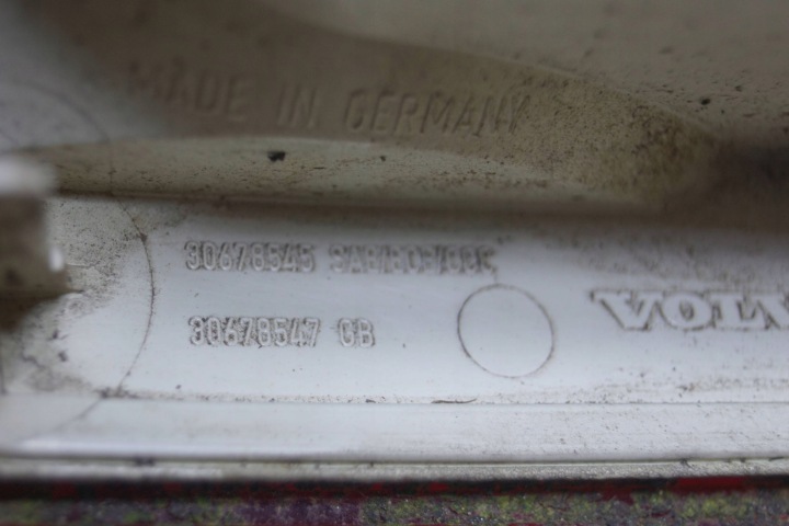 VOLVO V70 II XC70 II PHARE GAUCHE ARRIÈRE DANS COUVERCLE DE COFFRE (C1610)