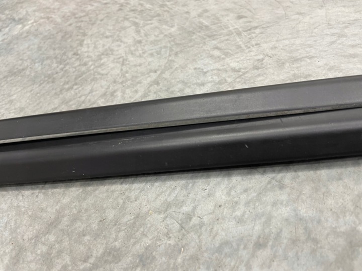 MOULURE PARE-BRISE L/P Q5 80A ENSEMBLE ORIGINAL