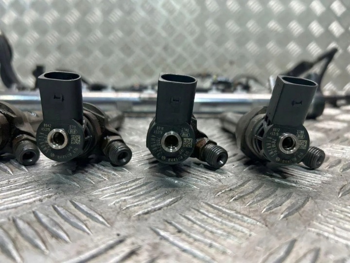 BMW E90 E91 E92 LCI F30 F10 F01 N57 BARRE MOULURE INJECTION 7800124