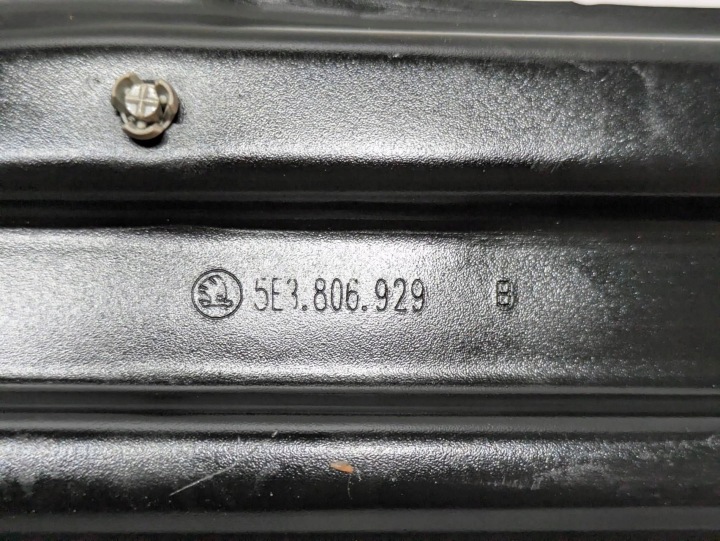 SKODA OCTAVIA IV 5E3 SUPPORT COURROIE GAUCHE 5E3806929 B ORIGINAL